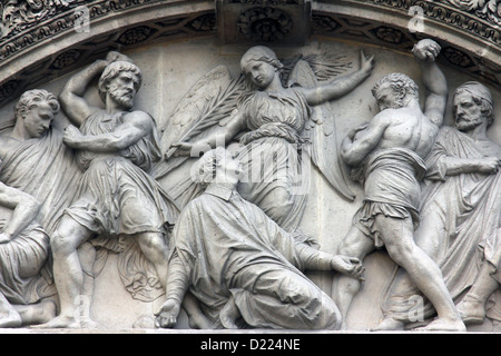 Das Martyrium des Hl. Stephan Giebel der Eingangstür von der Kirche Saint Etienne du Mont, Paris. Stockfoto