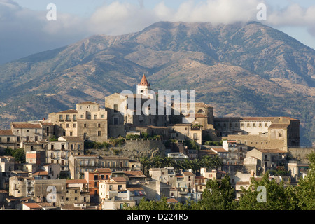 Castiglione di Sicilia: Blick auf die Stadt in den Hügeln Stockfoto