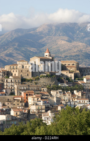 Castiglione di Sicilia: Blick auf die Stadt in den Hügeln Stockfoto