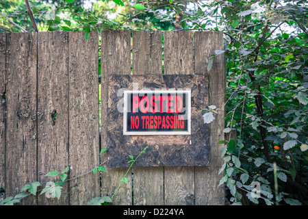 Kein Hausfriedensbruch Zeichen auf Holzzaun, Oregon Stockfoto
