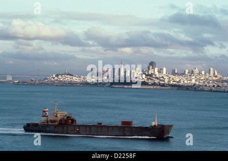 Eine asiatische Schiff fährt aus der Bucht von San Francisco Stockfoto