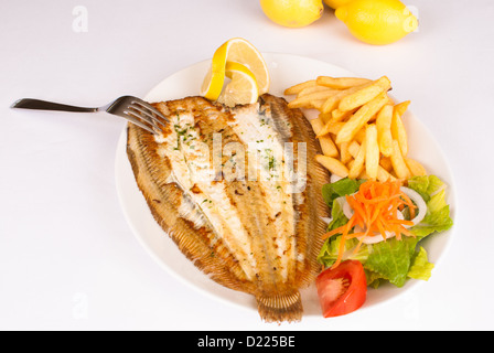 Sohle, serviert mit Pommes Frites und Gemüse Stockfoto