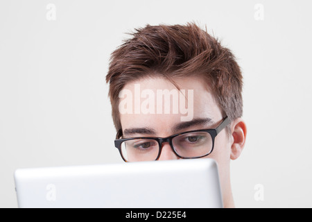 Junger Mann mit Brille auf den Bildschirm seines Laptops oder digital-Tablette. Hautnah auf Augen. Stockfoto