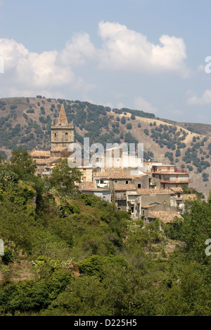 Novara di Sicilia: Blick auf die Stadt, eingebettet mitten in den Bergen Stockfoto
