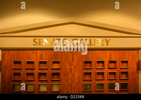 Obenliegende Schild der Eintritt in die Staatsgalerie innerhalb der New Mexico State Capitol building in Santa Fe Stockfoto