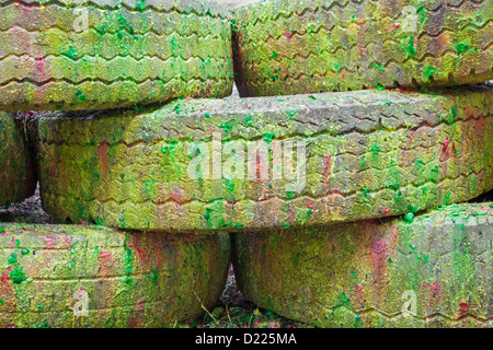 Farbe bedeckt Barrikade gemacht von Reifen auf Paintball-Feld, Oregon Stockfoto