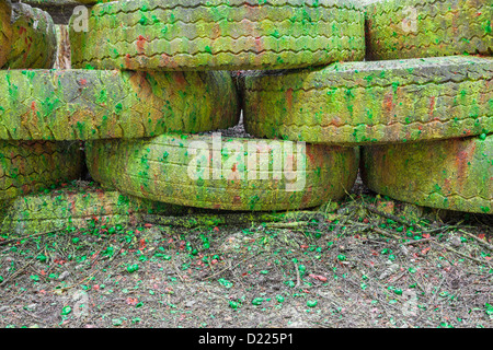 Farbe bedeckt Barrikade gemacht von Reifen auf Paintball-Feld, Oregon Stockfoto