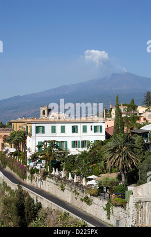 Taormina: Blick über die Stadt zum Ätna in der Ferne Stockfoto