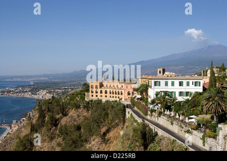 Taormina: Blick über die Stadt zum Ätna in der Ferne Stockfoto