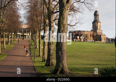 Der Steinbruch Volkspark mit St. Chad georgischen Kirche im Hintergrund, Shrewsbury, Shropshire, UK. Stockfoto