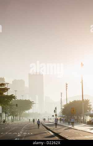 Südamerika, Brasilien, Rio De Janeiro, Copacabana. Jogger auf Avenida Atlantica im frühen Morgenlicht Stockfoto