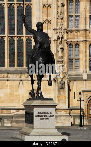 Richard Coeur de Lion 1 von England auch Richard Löwenherz-Statue im alten Palast Hof Westminster Stockfoto