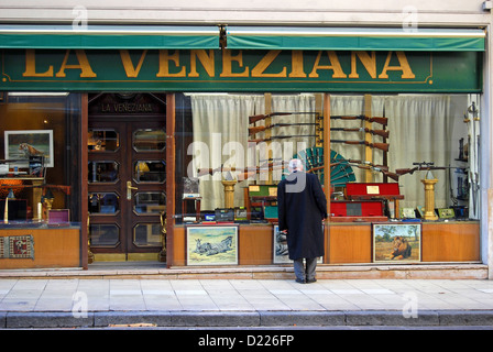 La Veneziana ein gehobenes Jagd und Pistole store in Buenos Aires, Argentinien auf Libertad Street. Stockfoto