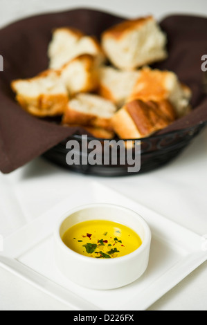 Ein Korb mit focaccia Brot und Öl zum Dippen. Stockfoto