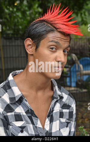 Porträt eines jungen Mannes mit einem roten Mohawk-Frisur und durchbohrte Nase im Union Square Park in New York City. Stockfoto