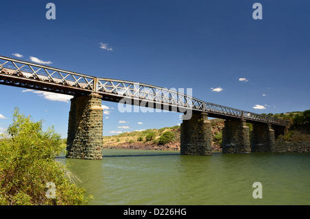 Fotos von Afrika, trainieren alte Brücke über den Fluss Stockfoto