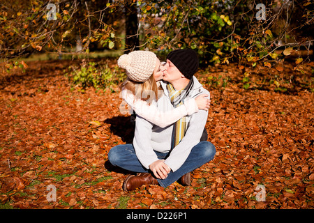 glückliches junges Paar smilin in bunten sonnigen Herbst im Freien im park Stockfoto