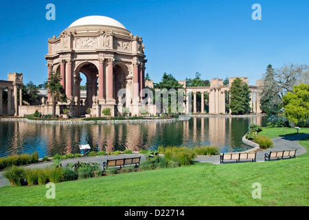 Exploratorium und Palace of Fine Art in San Francisco mit schönen blauen Himmel im Hintergrund Stockfoto