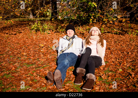 glückliches junges Paar smilin in bunten sonnigen Herbst im Freien im park Stockfoto