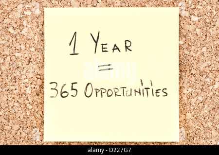 1 Jahr 365 Chancen, handschriftlich auf einem Zettel. Stockfoto