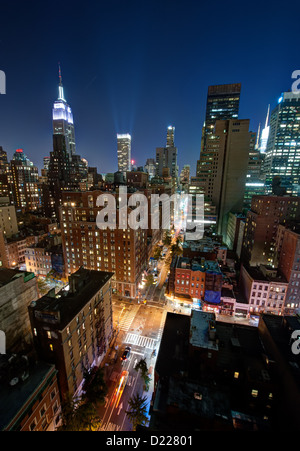 Die Skyline von Midtown Manhattan in der Nacht zu sehen. Stockfoto