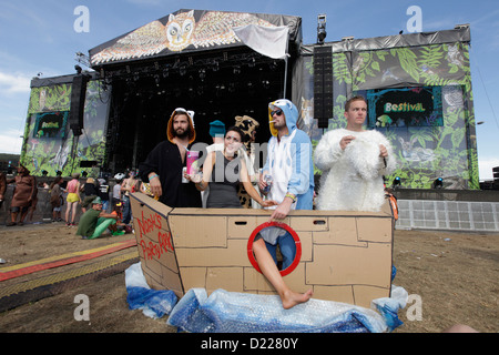 Noahs Partei Bogen vor der Hauptbühne beim BESTIVAL FESTIVAL, ISLE OF WHITE, SEPTEMBER 2012 Stockfoto