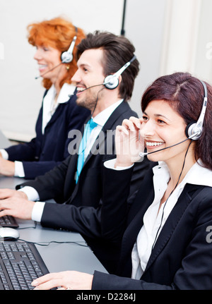 lächelnde Callcenter-Agent mit Kopfhörer-Support-hotline Stockfoto