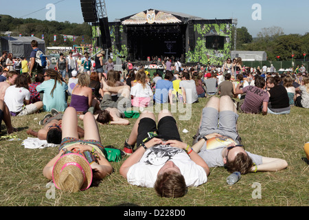 Festvalgoers zum Entspannen in der Sonne vor der Hauptbühne, BESTIVAL FESTIVAL, ISLE OF WHITE, SEPTEMBER 2012 Stockfoto