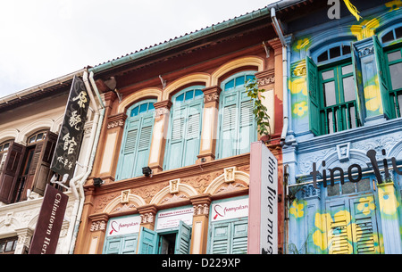 bunten Fensterläden über Stände und Geschäfte in Chinatown Singapur. Stockfoto