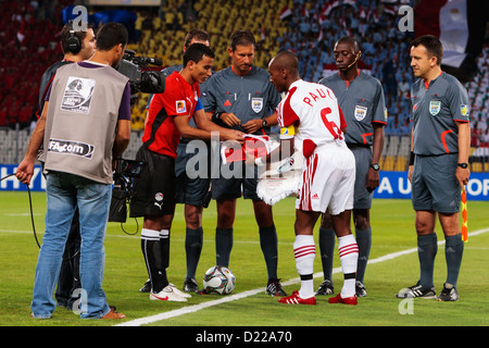 Mannschaftsführer Mahmoud Toba von Ägypten und Leston Paul von Trinidad und Tobago Börse Wimpel vor der Eröffnung U20-WM Stockfoto