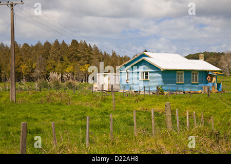 Eine alte bunte, einzelne Etagen Holzhaus in ländlichen Canterbury, Südinsel, Neuseeland. Stockfoto