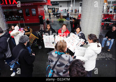 Toronto, Kanada. 11. Januar 2013. Anhänger der IdleNoMore Bewegung trafen sich am Dundas Square in Toronto als Aborigine-Führer traf sich mit Premierminister Harper in Ottawa Stockfoto