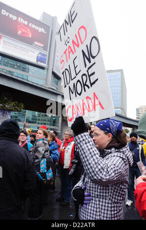 Toronto, Kanada. 11. Januar 2013. Anhänger der IdleNoMore Bewegung trafen sich am Dundas Square in Toronto als Aborigine-Führer traf sich mit Premierminister Harper in Ottawa Stockfoto