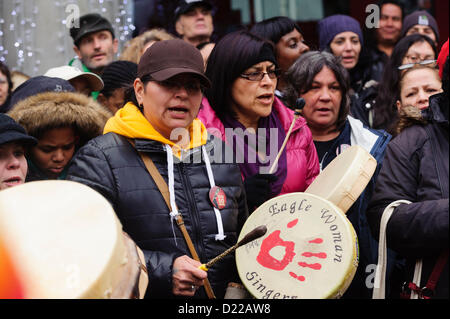 Toronto, Kanada. 11. Januar 2013. Anhänger der IdleNoMore Bewegung trafen sich am Dundas Square in Toronto als Aborigine-Führer traf sich mit Premierminister Harper in Ottawa Stockfoto