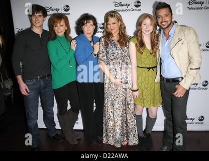 10. Januar 2013 - Los Angeles, Kalifornien, USA - 10. Januar 2013 - Los Angeles, Kalifornien, USA - Schauspielerin JUSTIN PRENTICE, Schauspielerin REBA MCENTIRE, Schauspielerin LILY TOMLIN, Schauspielerin SARA RUE, Schauspielerin JULIETTE ANGELO statt Schauspieler JAI RODRIGUEZ "MALIBU USA" bei der Disney-ABC Winter Press Tour Party im Langham Hotel, Pasadena. (Kredit-Bild: © Paul Fenton/ZUMAPRESS.com) Stockfoto