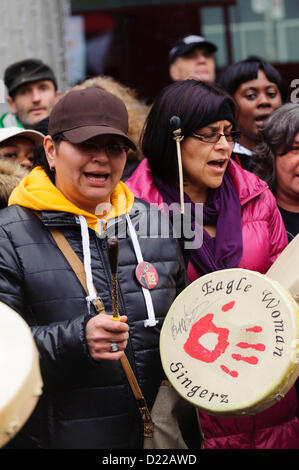 Toronto, Kanada. 11. Januar 2013. Anhänger der IdleNoMore Bewegung trafen sich am Dundas Square in Toronto als Aborigine-Führer traf sich mit Premierminister Harper in Ottawa Stockfoto