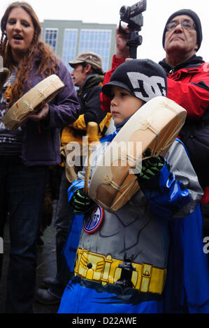 Toronto, Kanada. 11. Januar 2013. Anhänger der IdleNoMore Bewegung trafen sich am Dundas Square in Toronto als Aborigine-Führer traf sich mit Premierminister Harper in Ottawa Stockfoto