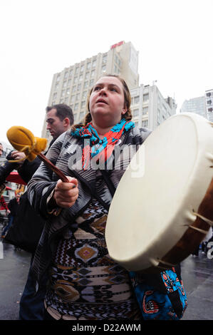 Toronto, Kanada. 11. Januar 2013. Anhänger der IdleNoMore Bewegung trafen sich am Dundas Square in Toronto als Aborigine-Führer traf sich mit Premierminister Harper in Ottawa Stockfoto