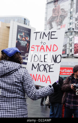 Toronto, Kanada. 11. Januar 2013. Anhänger der IdleNoMore Bewegung trafen sich am Dundas Square in Toronto als Aborigine-Führer traf sich mit Premierminister Harper in Ottawa Stockfoto