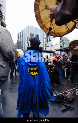 Toronto, Kanada. 11. Januar 2013. Anhänger der IdleNoMore Bewegung trafen sich am Dundas Square in Toronto als Aborigine-Führer traf sich mit Premierminister Harper in Ottawa Stockfoto