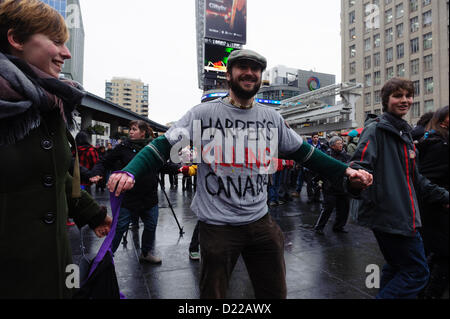 Toronto, Kanada. 11. Januar 2013. Anhänger der IdleNoMore Bewegung trafen sich am Dundas Square in Toronto als Aborigine-Führer traf sich mit Premierminister Harper in Ottawa Stockfoto