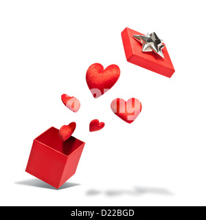 Geöffnete Geschenkbox mit weißem Hintergrund Herzen überfliegen Stockfoto
