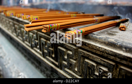 Weihrauch brennen im Jing'an Tempel in Shanghai, China Stockfoto