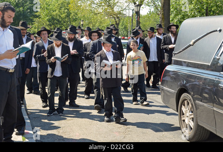 Religiöse junge jüdische Jungen in einer Trauerprozession namens Levaya. Auf dem Eastern Pkwy in Crown Heights, Brooklyn, New York Stockfoto