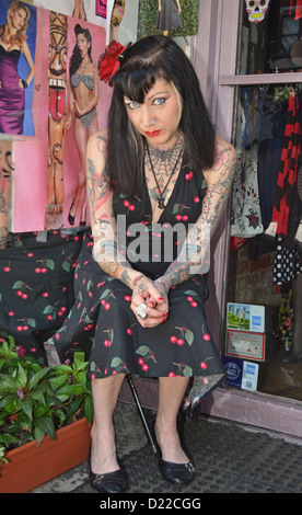 Porträt einer Frau in ein Vintage-Kleid mit mehreren Tattoos im East Village von Manhattan, New York Stockfoto