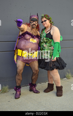 Porträt des Comic Con NYC 2012 Teilnehmer Rob & Deanna gekleidet als Batgirl und Poison Ivy. Stockfoto