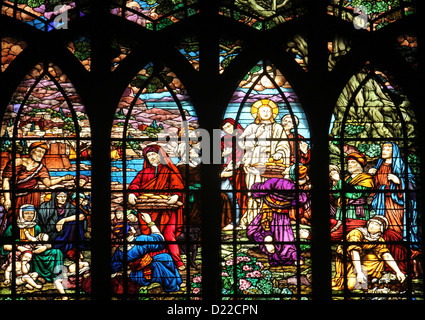 Fütterung von 5000 Männer und ihre Familien, die Glasmalerei, die Kirche Saint-Jean de Montmartre, Paris Stockfoto