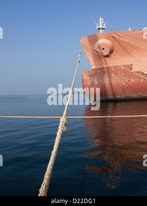 Seile auf dem neuen Boot Stockfoto