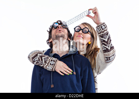 Glückliches Paar herumalbern in lustige Brillen Stockfoto