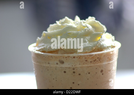 Der Iced Kaffee mit Schlagsahne dekoriert Stockfoto
